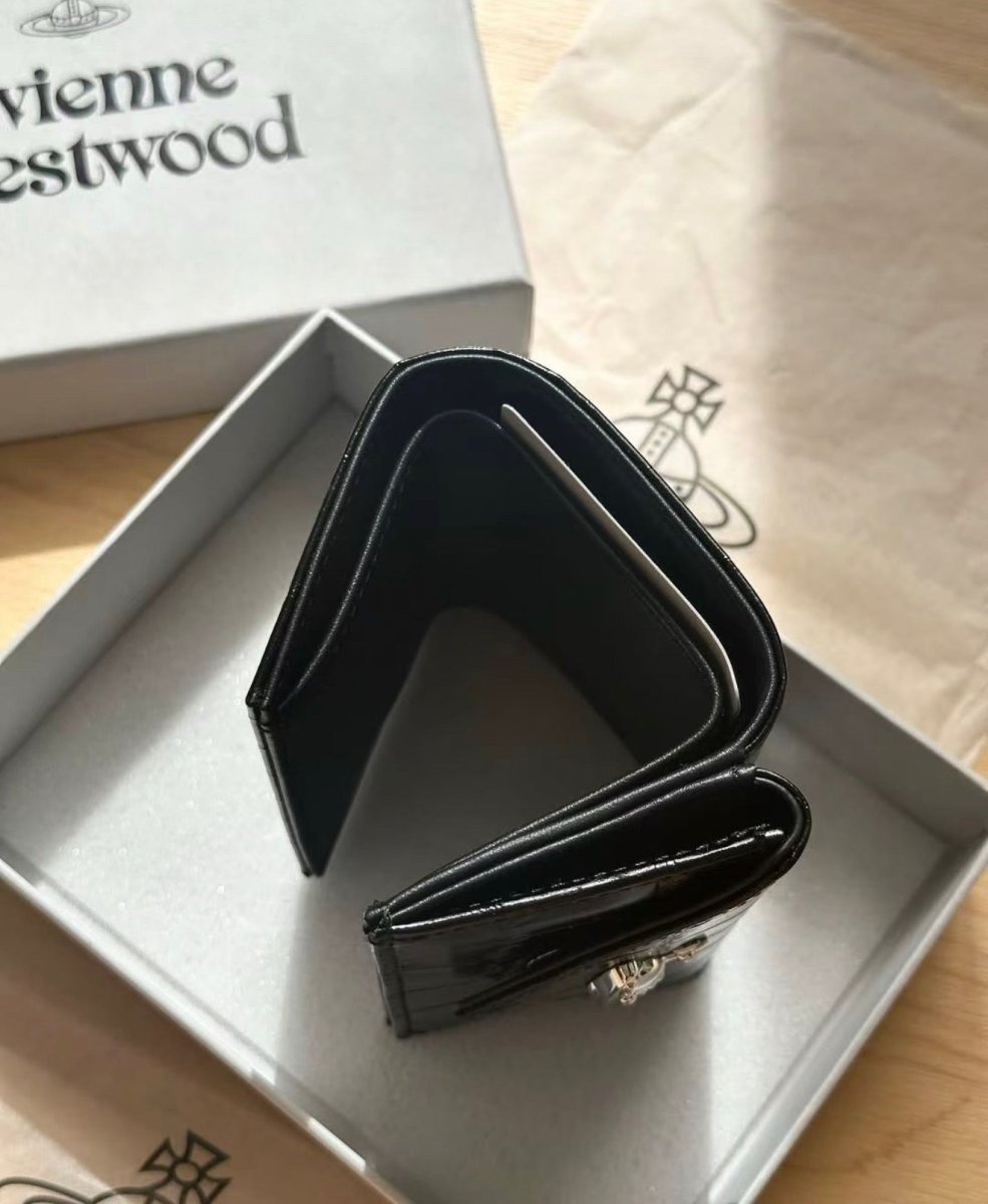 「全球極度缺貨🔥新版 3D 立體黑銀土星 × 奢華壓紋鱷魚皮🖤✨」Vivienne Westwood Envelope Mini Wallet - Topickstore
