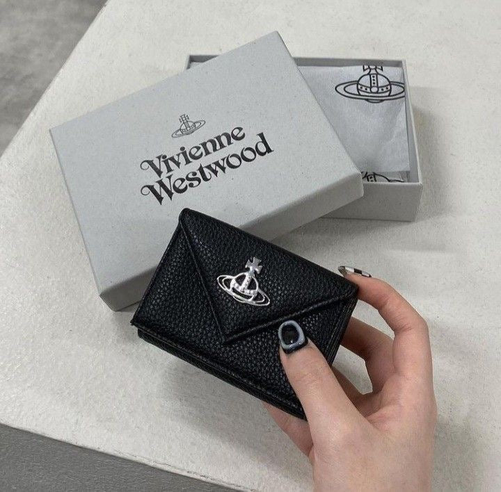 「全球極度缺貨🔥新版 3D 立體黑銀土星 × 奢華壓紋鱷魚皮🖤✨」Vivienne Westwood Envelope Mini Wallet - Topickstore