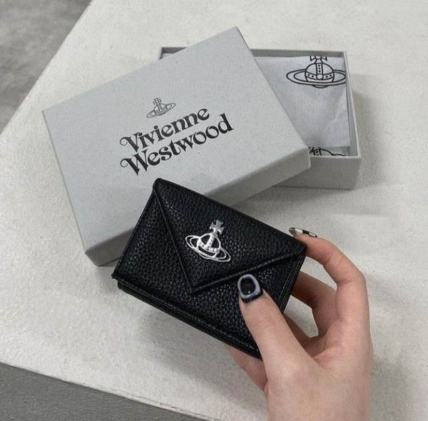 「全球極度缺貨🔥新版 3D 立體黑銀土星 × 奢華壓紋鱷魚皮🖤✨」Vivienne Westwood Envelope Mini Wallet - Topickstore