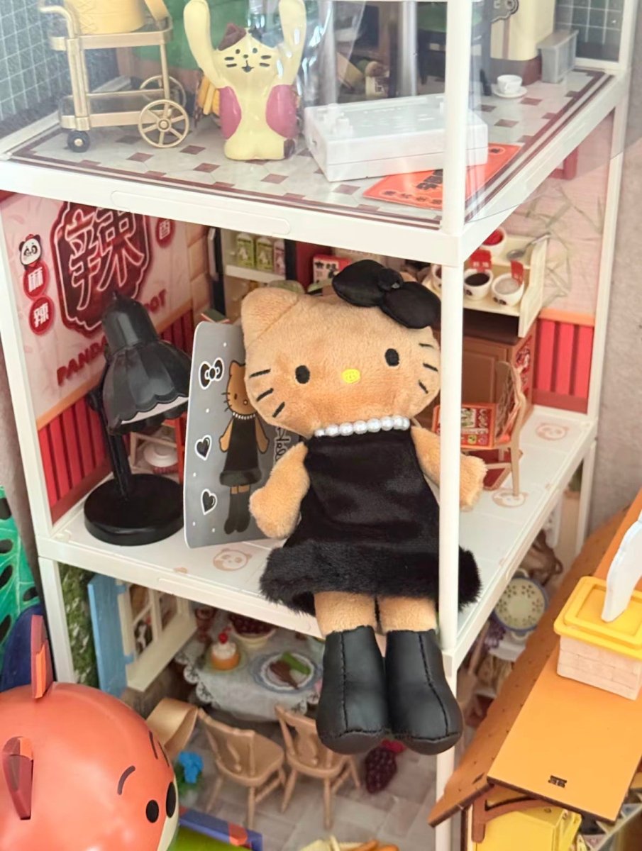 SanrioHello Kitty 長腿黑裙Y2K毛絨掛飾 - Topickstore
