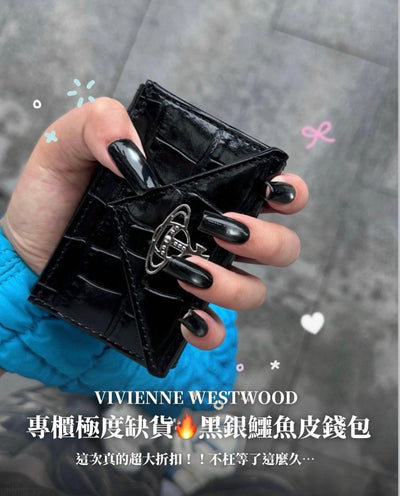 「全球極度缺貨🔥新版 3D 立體黑銀土星 × 奢華壓紋鱷魚皮🖤✨」Vivienne Westwood Envelope Mini Wallet - TOPICKSTORE