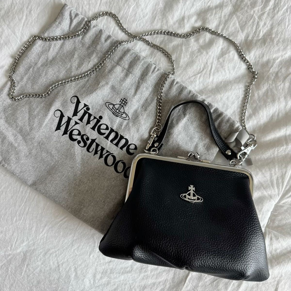 Vivienne Westwood 新版3D LOGO 黑銀Granny Frame荔枝皮餃子袋 - Topickstore