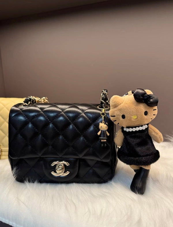 SanrioHello Kitty 長腿黑裙Y2K毛絨掛飾 - Topickstore