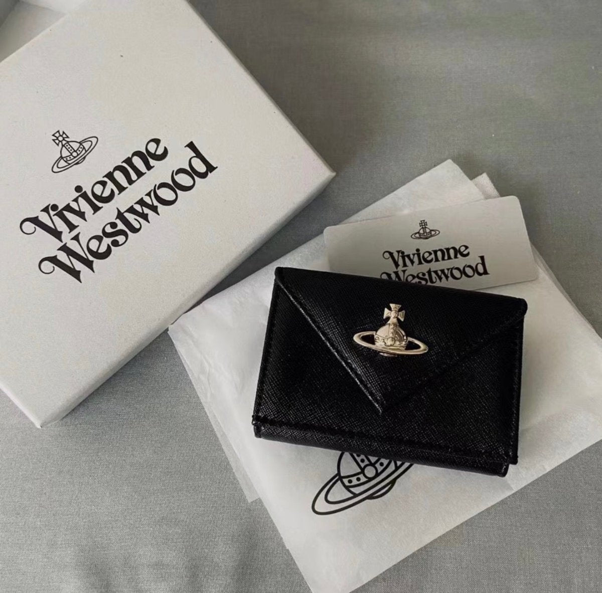 超復古🕰️十字紋防刮牛皮✨Vivienne Westwood Envelope Billfold Saffiano 金/銀色LOGO✨ - Topickstore
