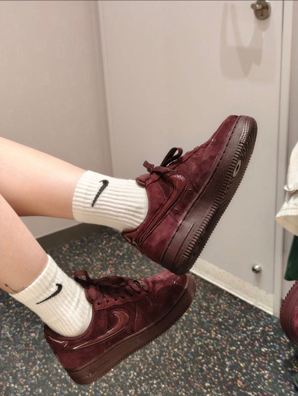 復古氛圍感Nike Air Force 1 '07 "Burgundy" 經典酒紅球鞋 ✨ - Topickstore
