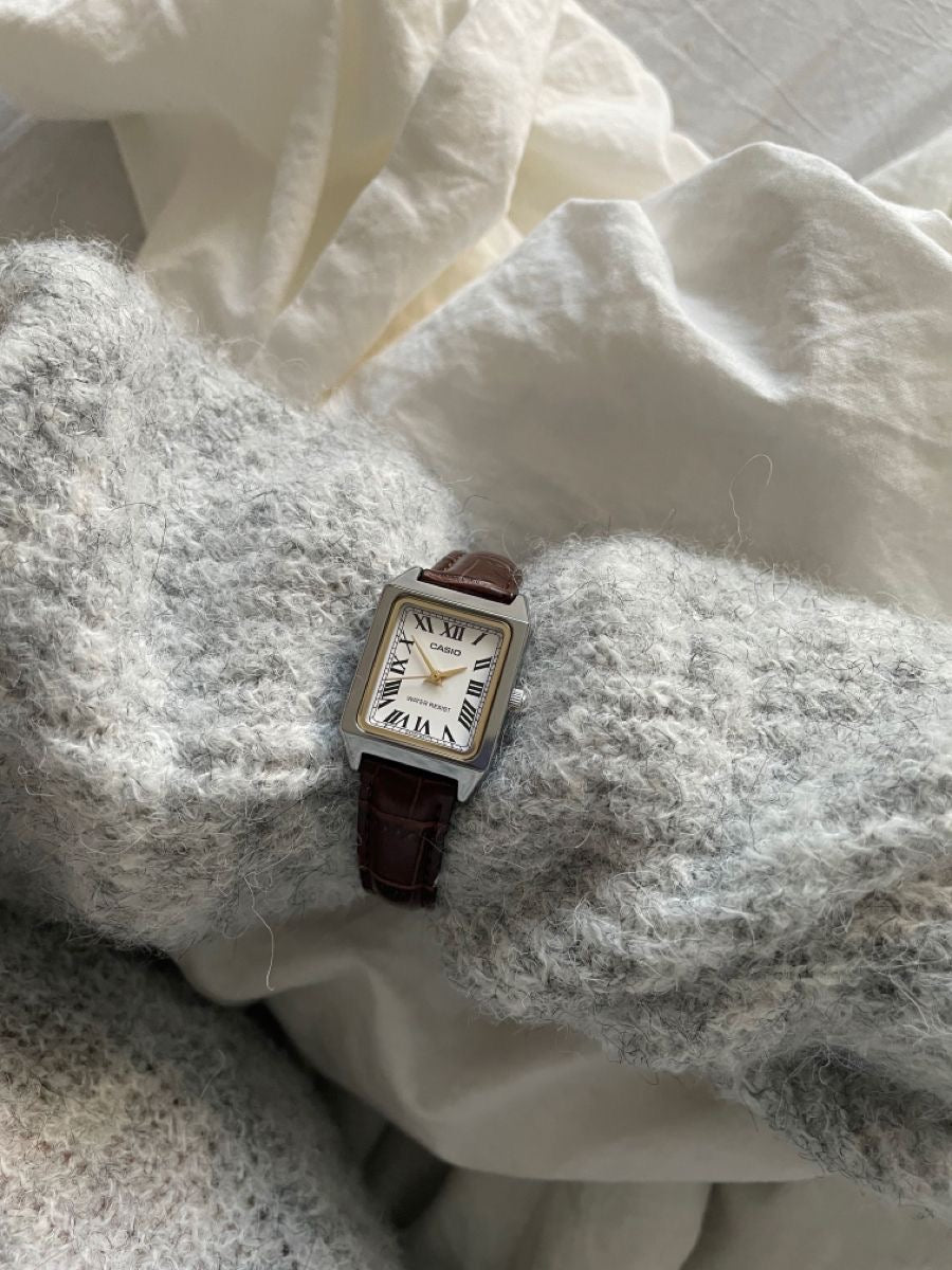 「千元內最美小方錶!!」Casio 法式復古皮革小方錶 - Topickstore