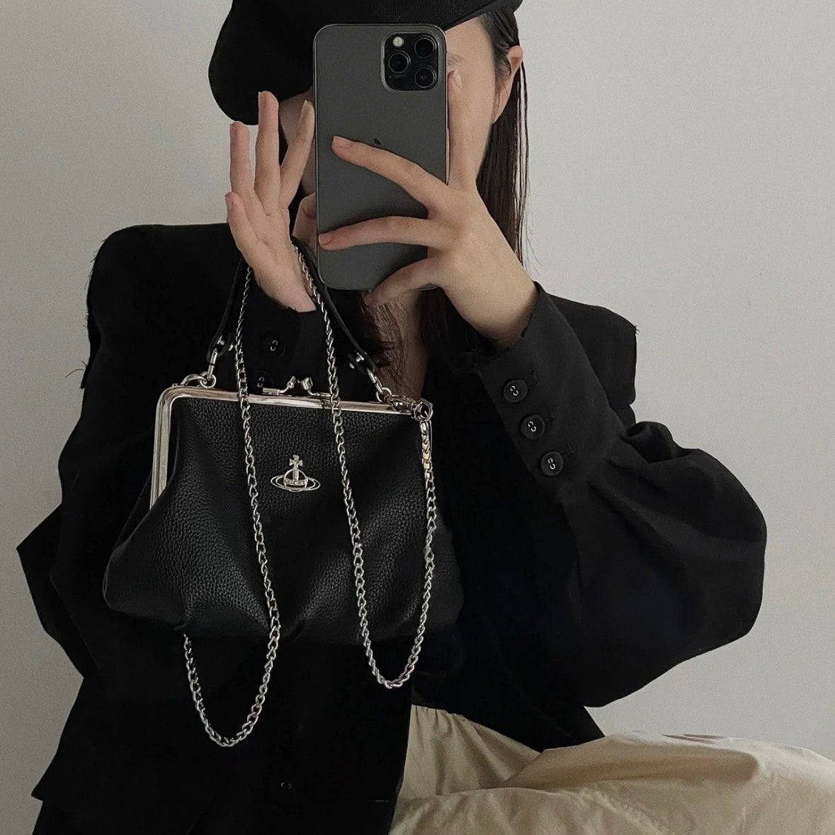 Vivienne Westwood 新版3D LOGO 黑銀Granny Frame荔枝皮餃子袋 - Topickstore
