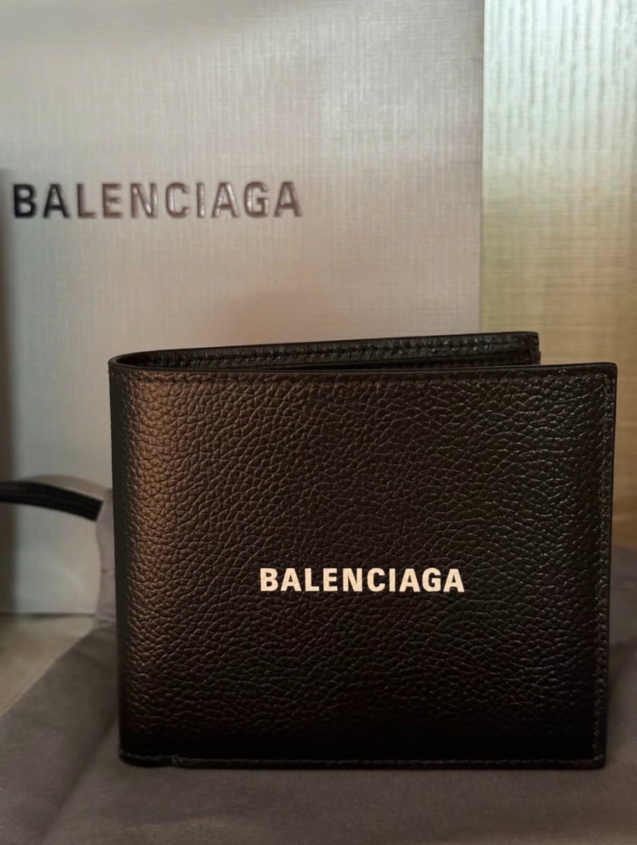 Balenciaga Cash Square 🔥 經典logo牛皮粒面短夾 - Topickstore