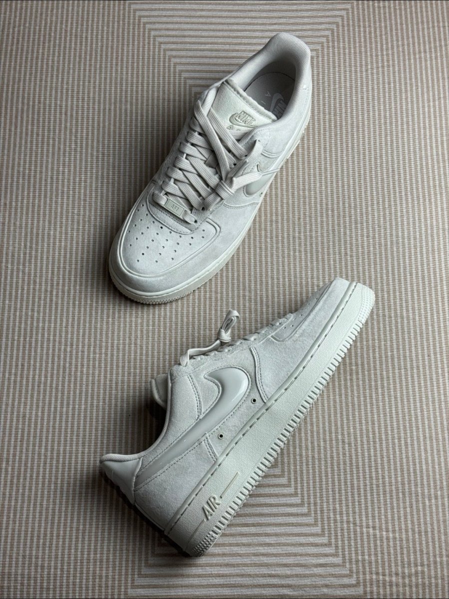 🦴 柔霧天花板！Nike Air Force 1 '07 "Light Bone/White" 全麂皮米灰女鞋 ✨ - Topickstore
