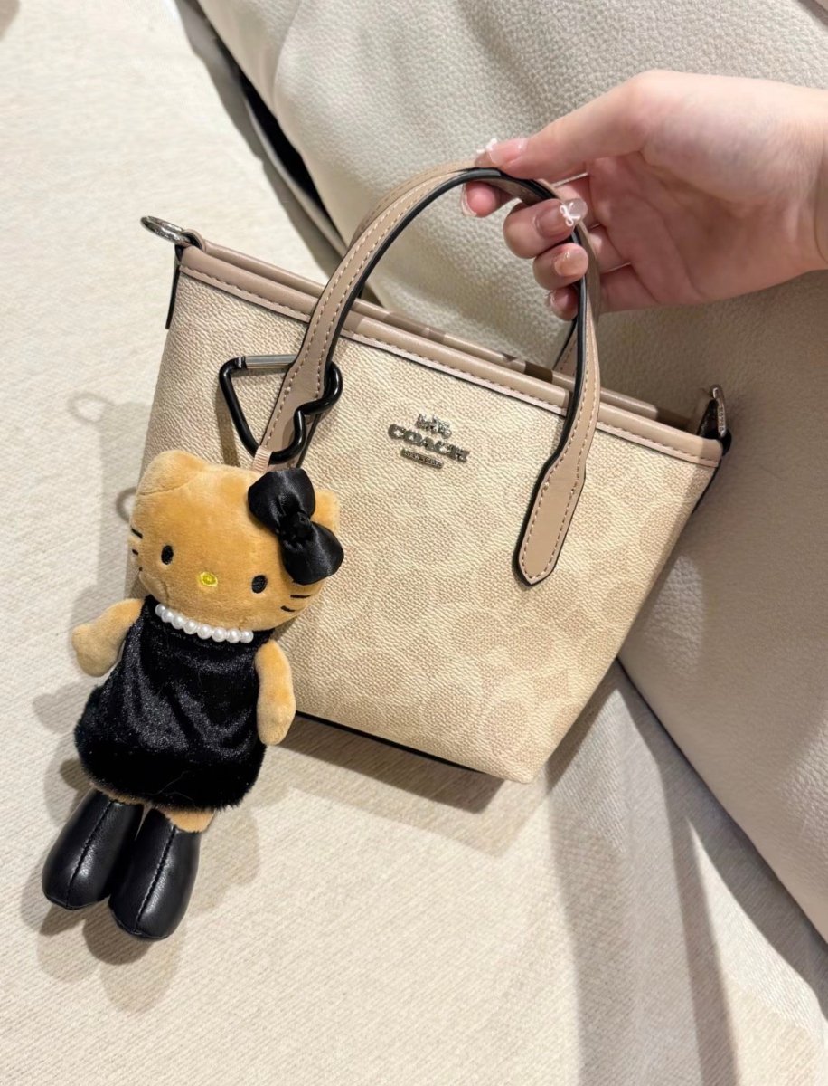 SanrioHello Kitty 長腿黑裙Y2K毛絨掛飾 - Topickstore