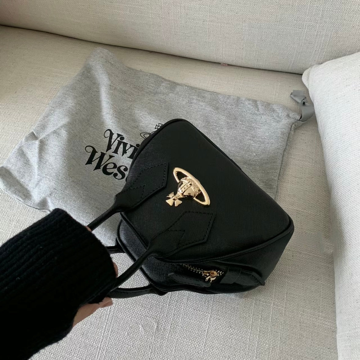 Vivienne Westwood 復古黑金十字紋Mini Yasmine 手袋✨ - Topickstore