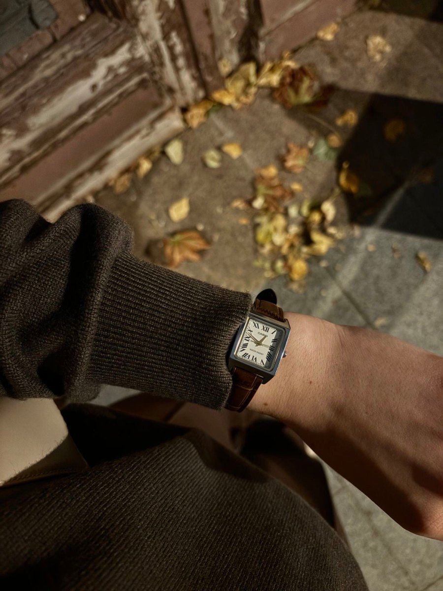 「千元內最美小方錶!!」Casio 法式復古皮革小方錶 - Topickstore