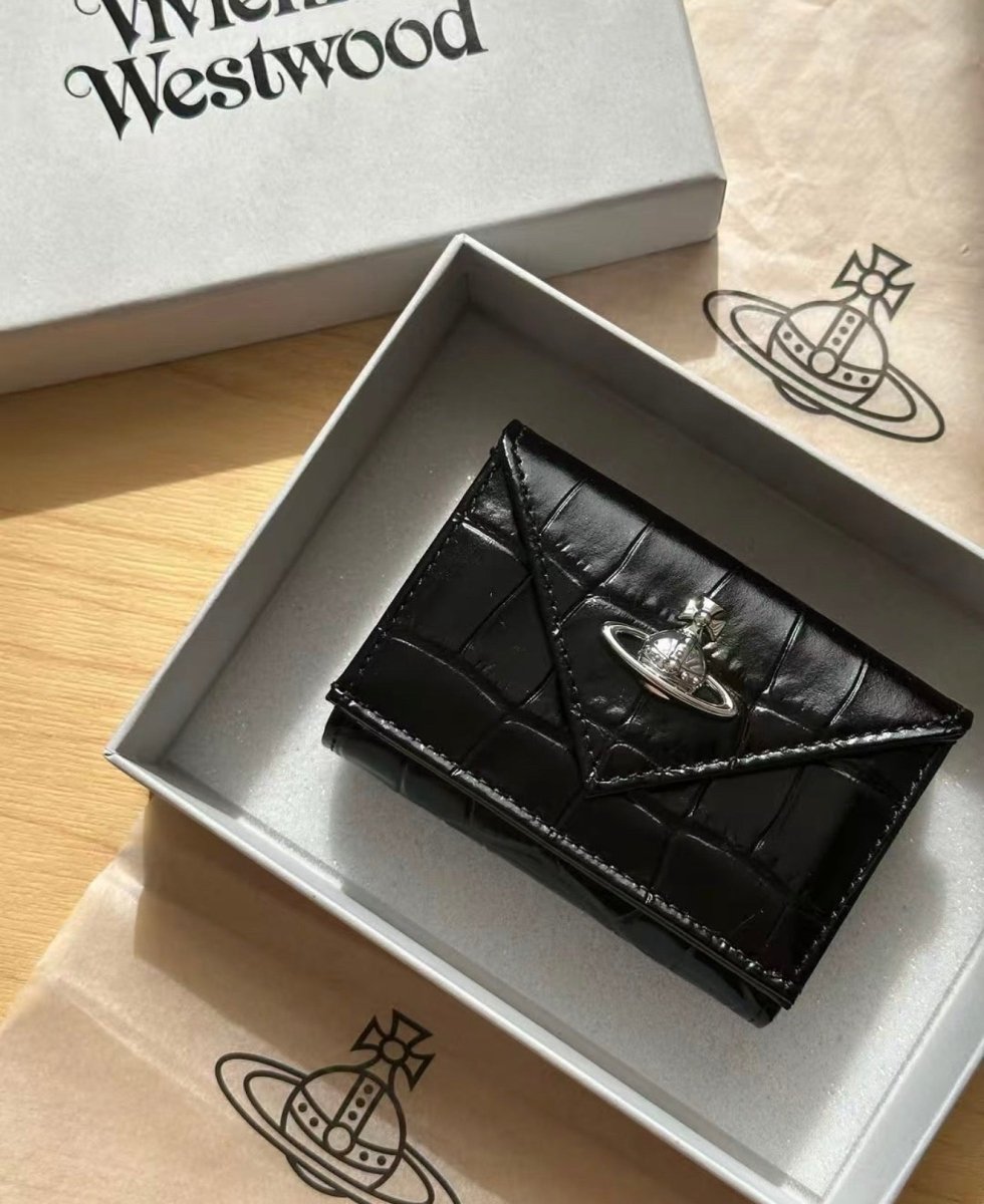 「全球極度缺貨🔥新版 3D 立體黑銀土星 × 奢華壓紋鱷魚皮🖤✨」Vivienne Westwood Envelope Mini Wallet - Topickstore
