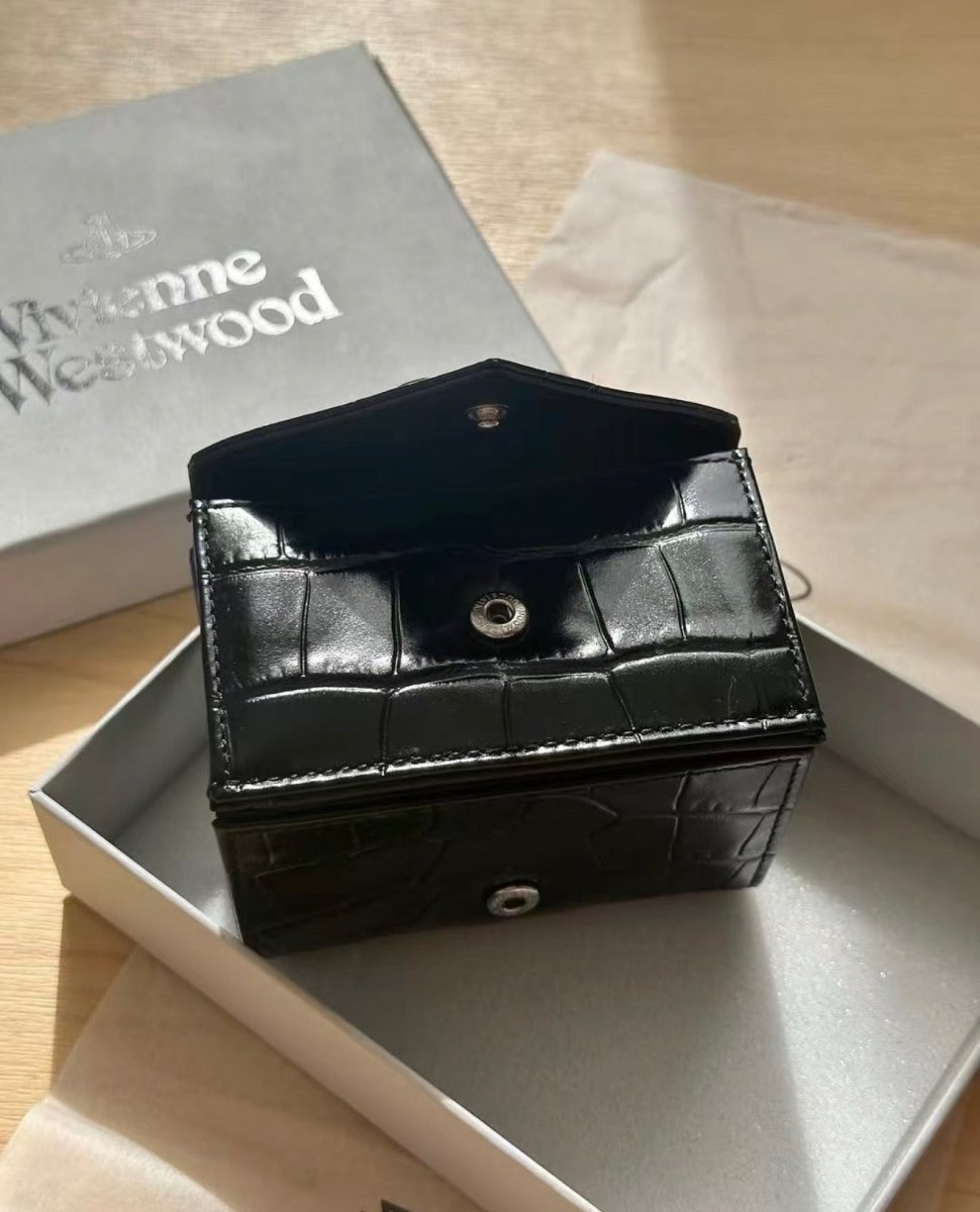 「全球極度缺貨🔥新版 3D 立體黑銀土星 × 奢華壓紋鱷魚皮🖤✨」Vivienne Westwood Envelope Mini Wallet - Topickstore