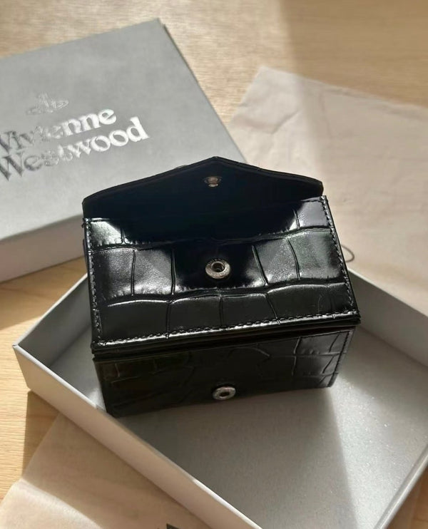 「全球極度缺貨🔥新版 3D 立體黑銀土星 × 奢華壓紋鱷魚皮🖤✨」Vivienne Westwood Envelope Mini Wallet - Topickstore