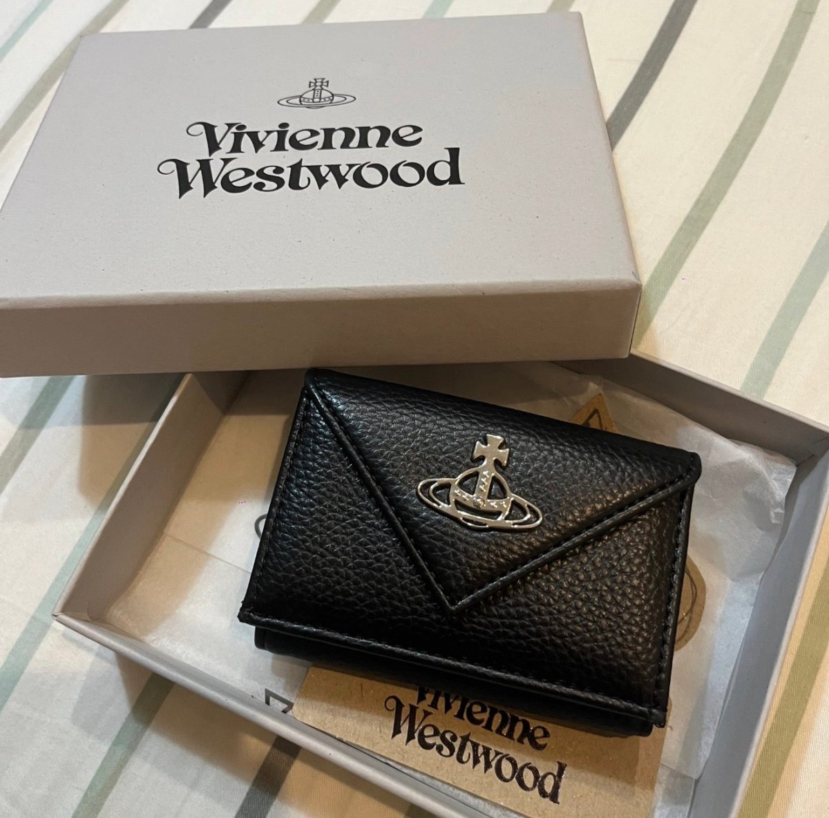「全球極度缺貨🔥新版 3D 立體黑銀土星 × 奢華壓紋鱷魚皮🖤✨」Vivienne Westwood Envelope Mini Wallet - Topickstore