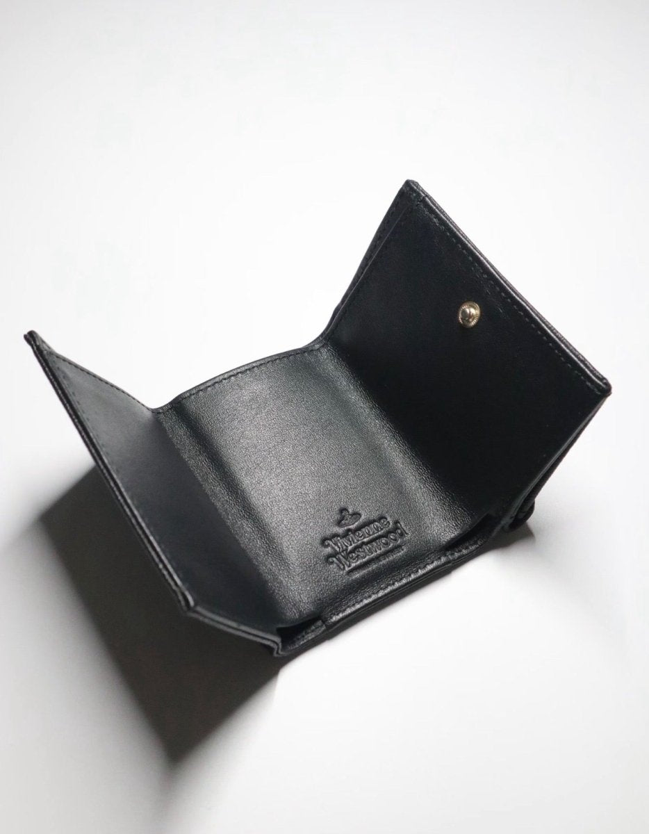 「全球極度缺貨🔥新版 3D 立體黑銀土星 × 奢華壓紋鱷魚皮🖤✨」Vivienne Westwood Envelope Mini Wallet - Topickstore