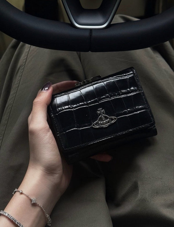 Vivienne Westwood Small Frame Wallet 超難買🥹現貨售完即止‼️新版3D LOGO 黑銀鱷魚皮口金三折銀包 - Topickstore