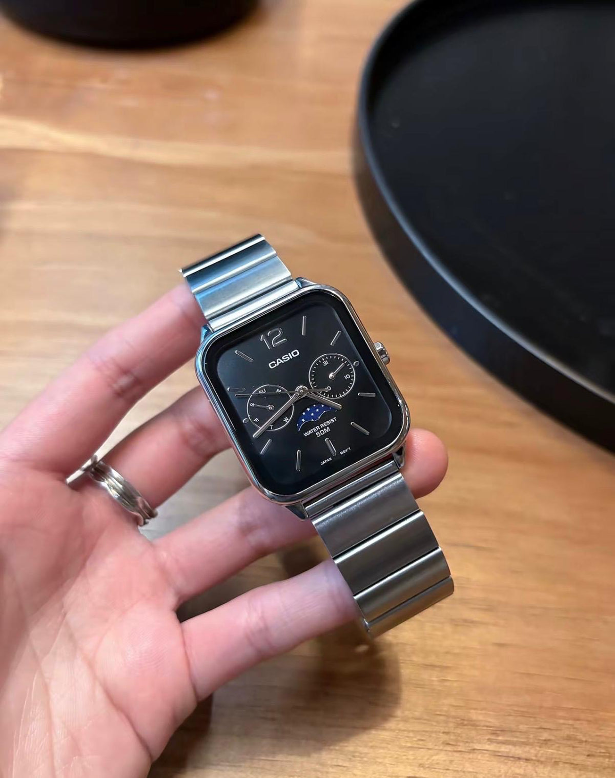 超有質感! Casio 經典月相小方錶 (黑/白兩色)