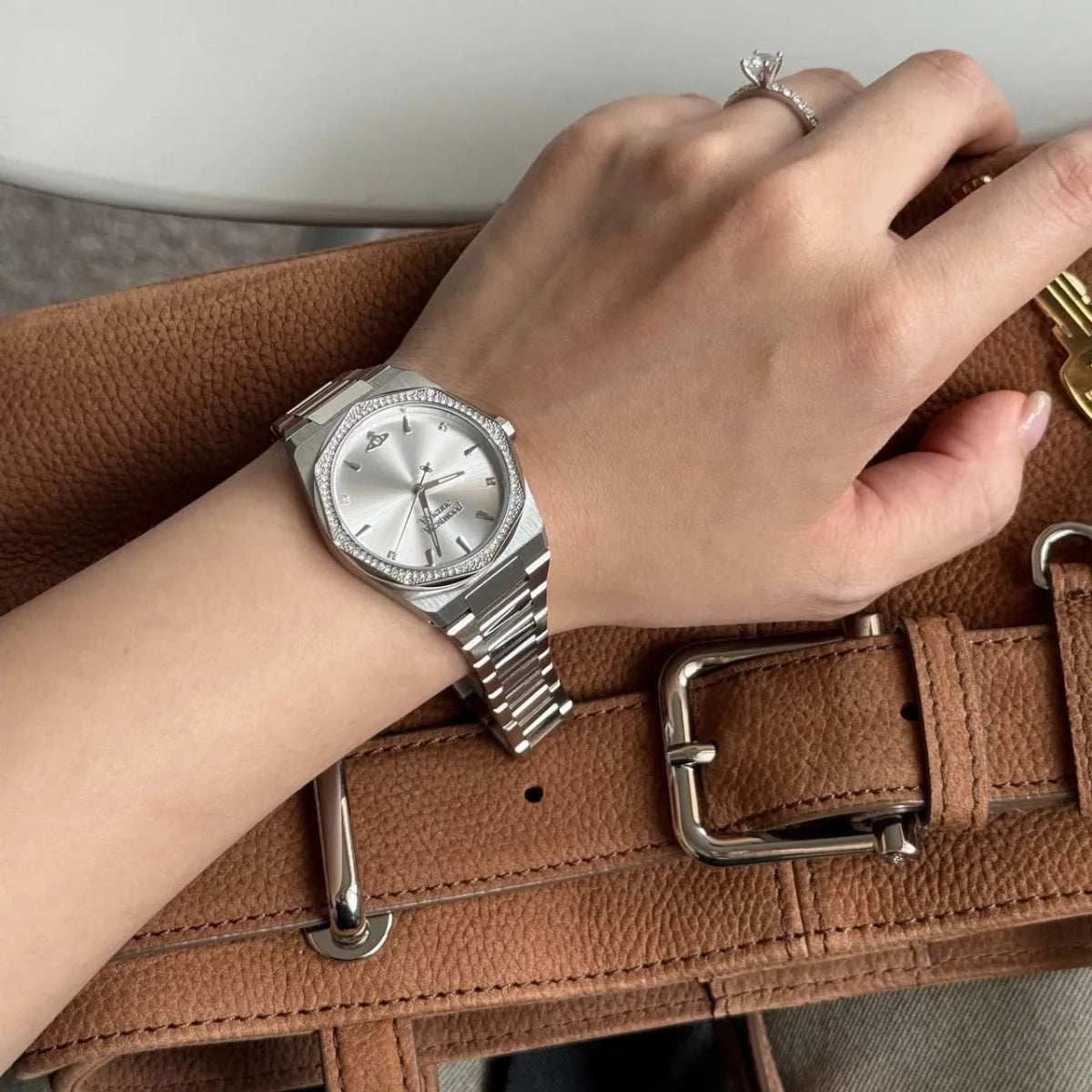 Vivienne Westwood Moonlight 白月光｜清冷感鑲鑽八角手錶 🌙✨ - Topickstore