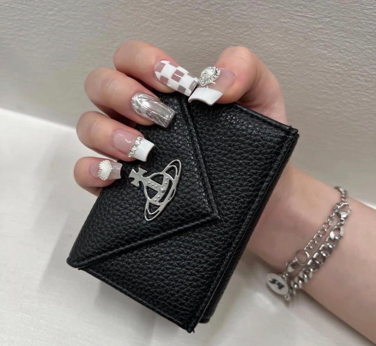 「全球極度缺貨🔥新版 3D 立體黑銀土星 × 奢華壓紋鱷魚皮🖤✨」Vivienne Westwood Envelope Mini Wallet - Topickstore