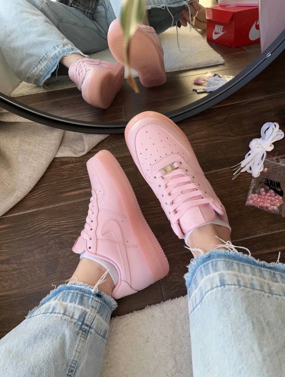 浪漫與街頭的終極結合！Nike x Drake NOCTA Air Force 1 Low "Love You Forever" 粉紅限定版 ✨ - Topickstore