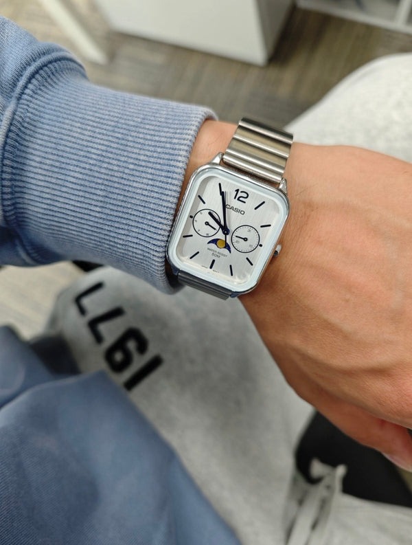 超有質感! Casio 經典月相小方錶 (黑/白兩色)