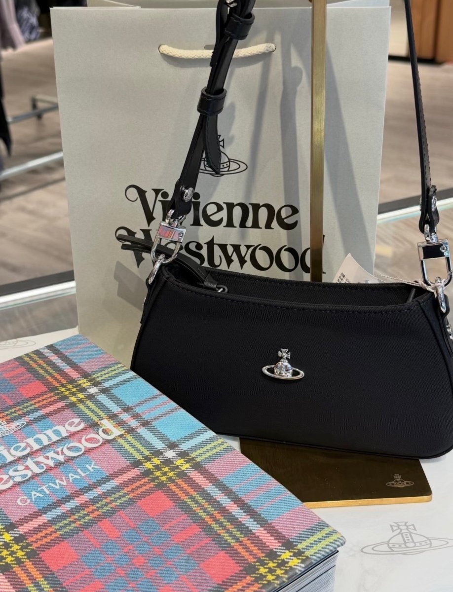 Vivienne Westwood 黑色十字紋防刮 Tasha 袋 - Topickstore
