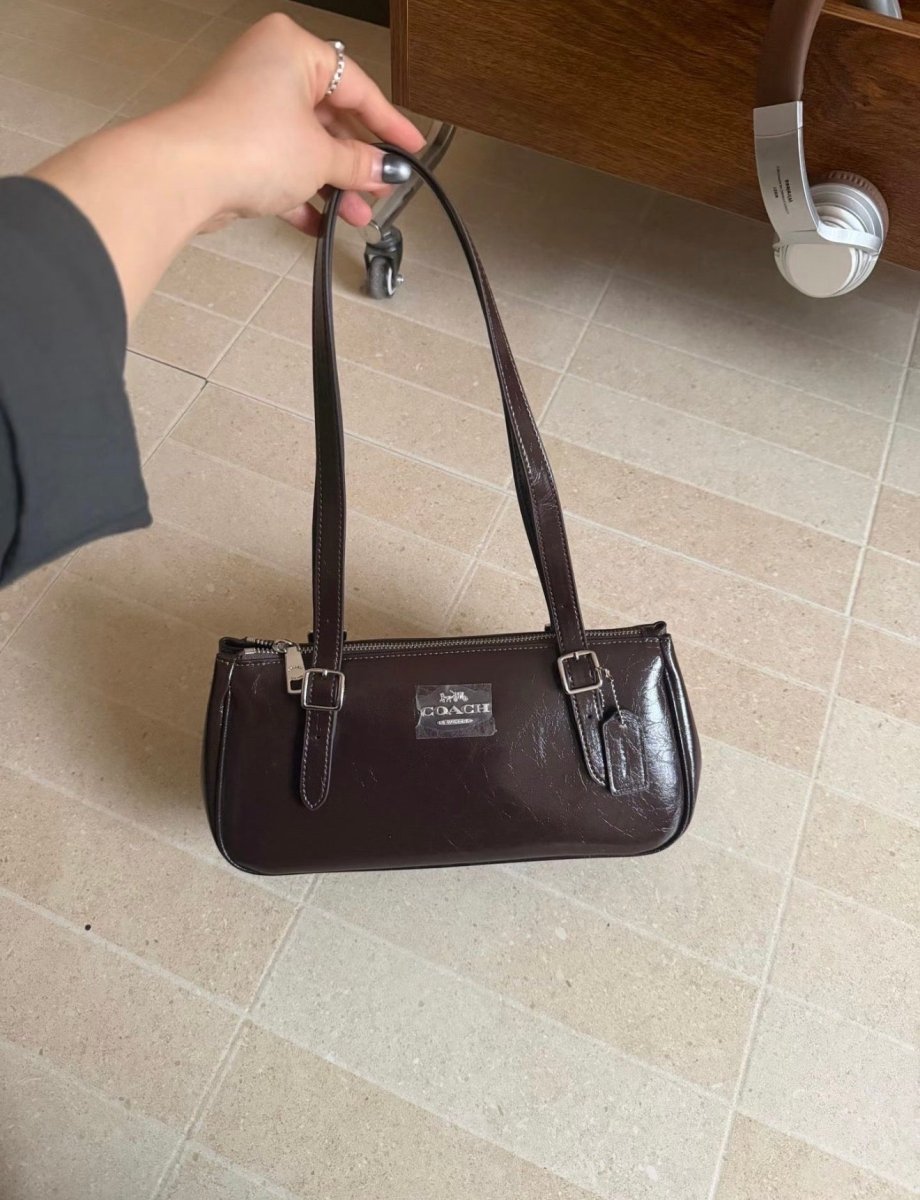 Coach Asher 34 🕯️油蠟皮復古單肩包🖤｜最熱賣兩色：￼楓葉棕🍁 & 黑色🖤 - Topickstore