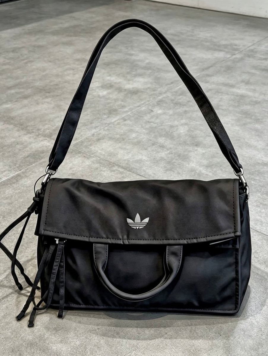 一包兩式！Adidas Originals Casl Bag 磁吸霧黑兩用單肩托特包 ✨ - Topickstore