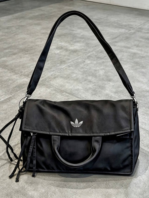 一包兩式！Adidas Originals Casl Bag 磁吸霧黑兩用單肩托特包 ✨ - Topickstore