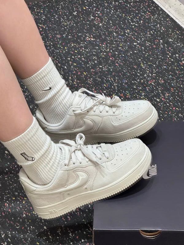 🦴 柔霧天花板！Nike Air Force 1 '07 "Light Bone/White" 全麂皮米灰女鞋 ✨ - Topickstore