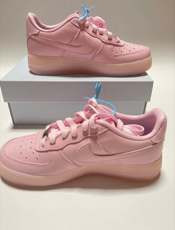浪漫與街頭的終極結合！Nike x Drake NOCTA Air Force 1 Low "Love You Forever" 粉紅限定版 ✨ - Topickstore