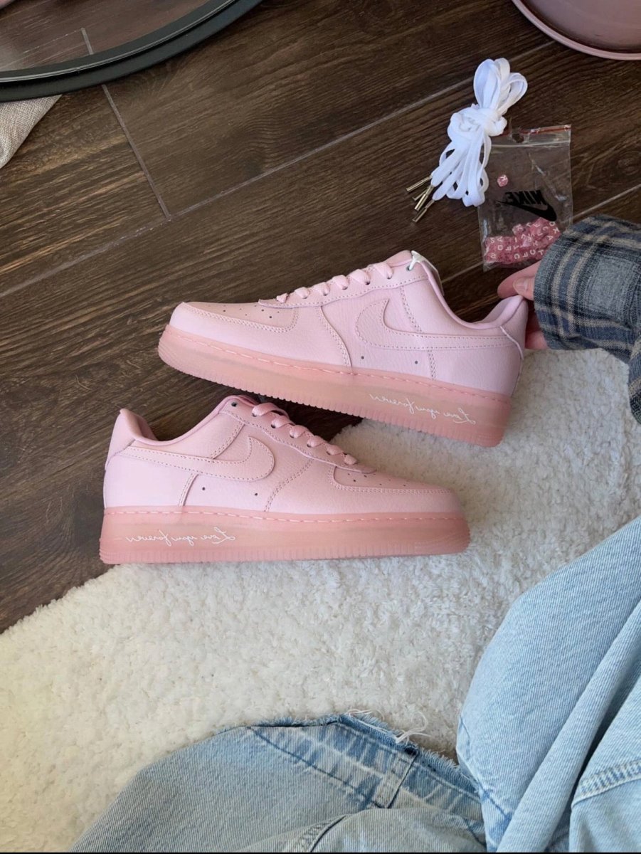 浪漫與街頭的終極結合！Nike x Drake NOCTA Air Force 1 Low "Love You Forever" 粉紅限定版 ✨ - Topickstore