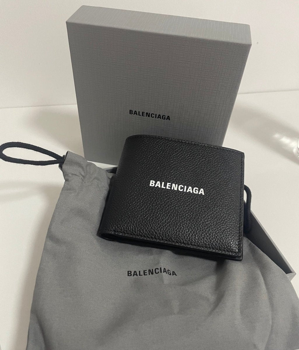 Balenciaga Cash Square 🔥 經典logo牛皮粒面短夾 - Topickstore