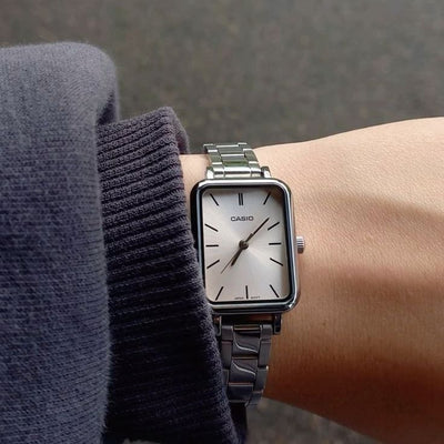 Casio Classic Square｜放射紋錶盤 簡潔層次感