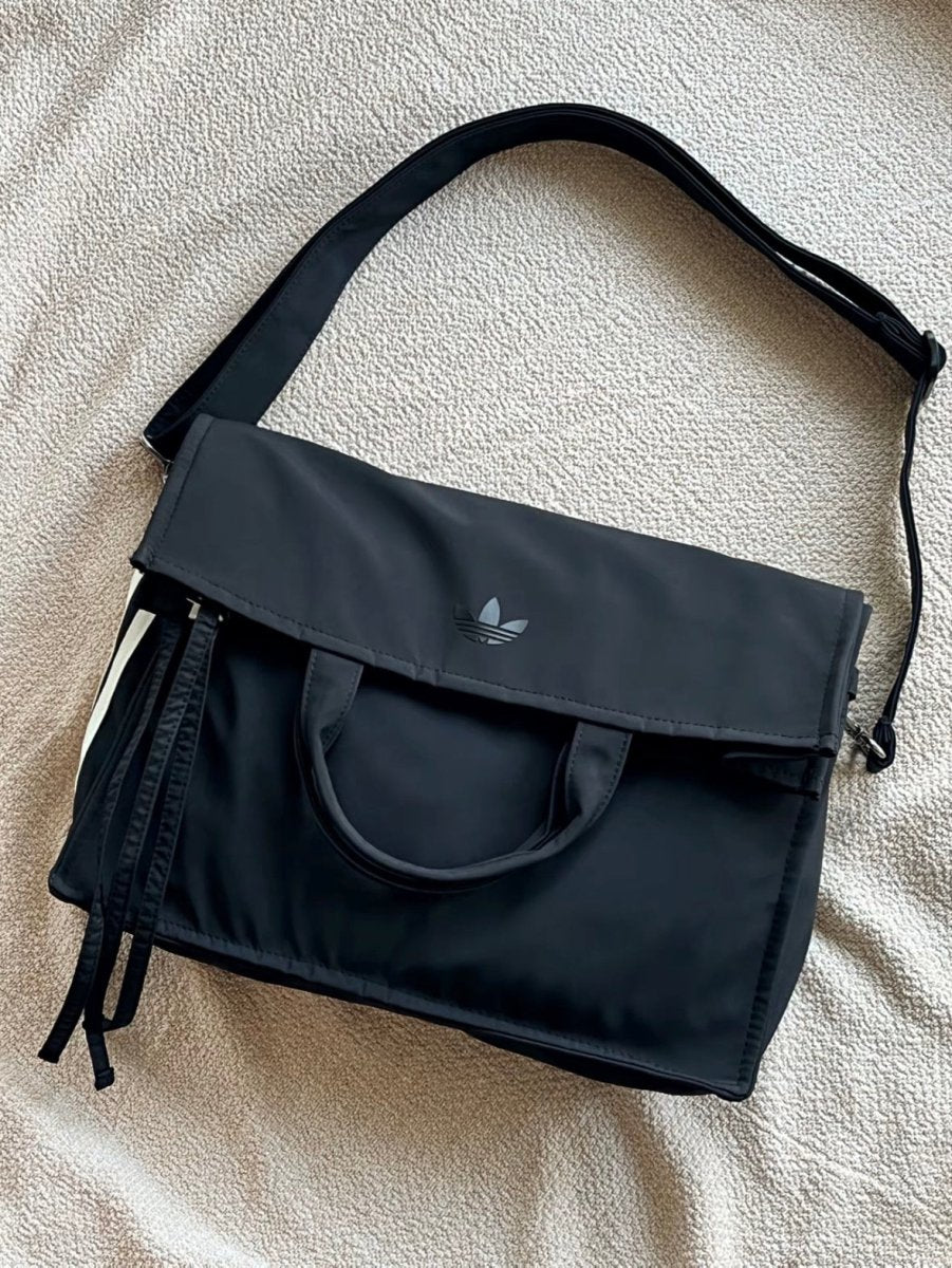 一包兩式！Adidas Originals Casl Bag 磁吸霧黑兩用單肩托特包 ✨ - Topickstore