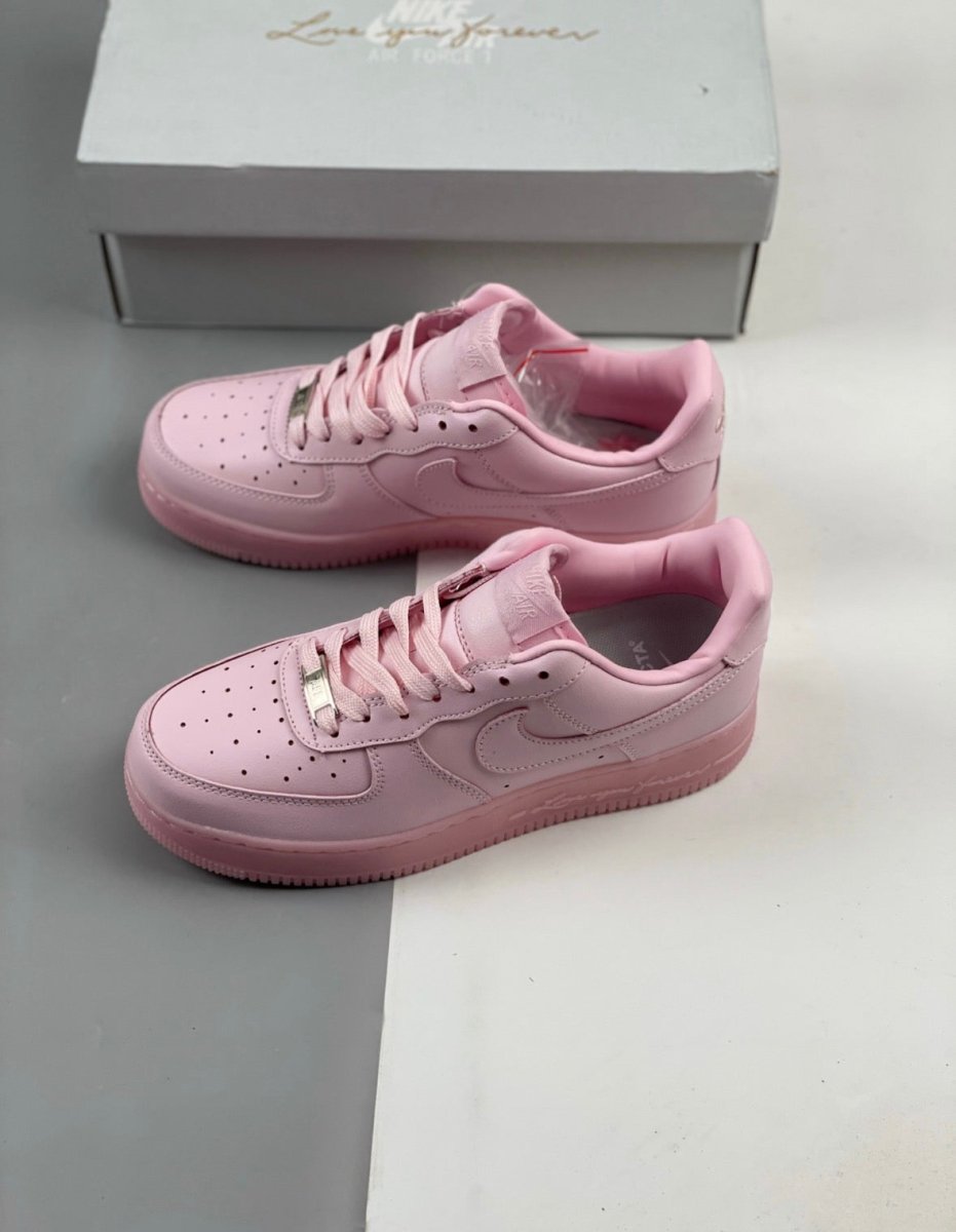 浪漫與街頭的終極結合！Nike x Drake NOCTA Air Force 1 Low "Love You Forever" 粉紅限定版 ✨ - Topickstore