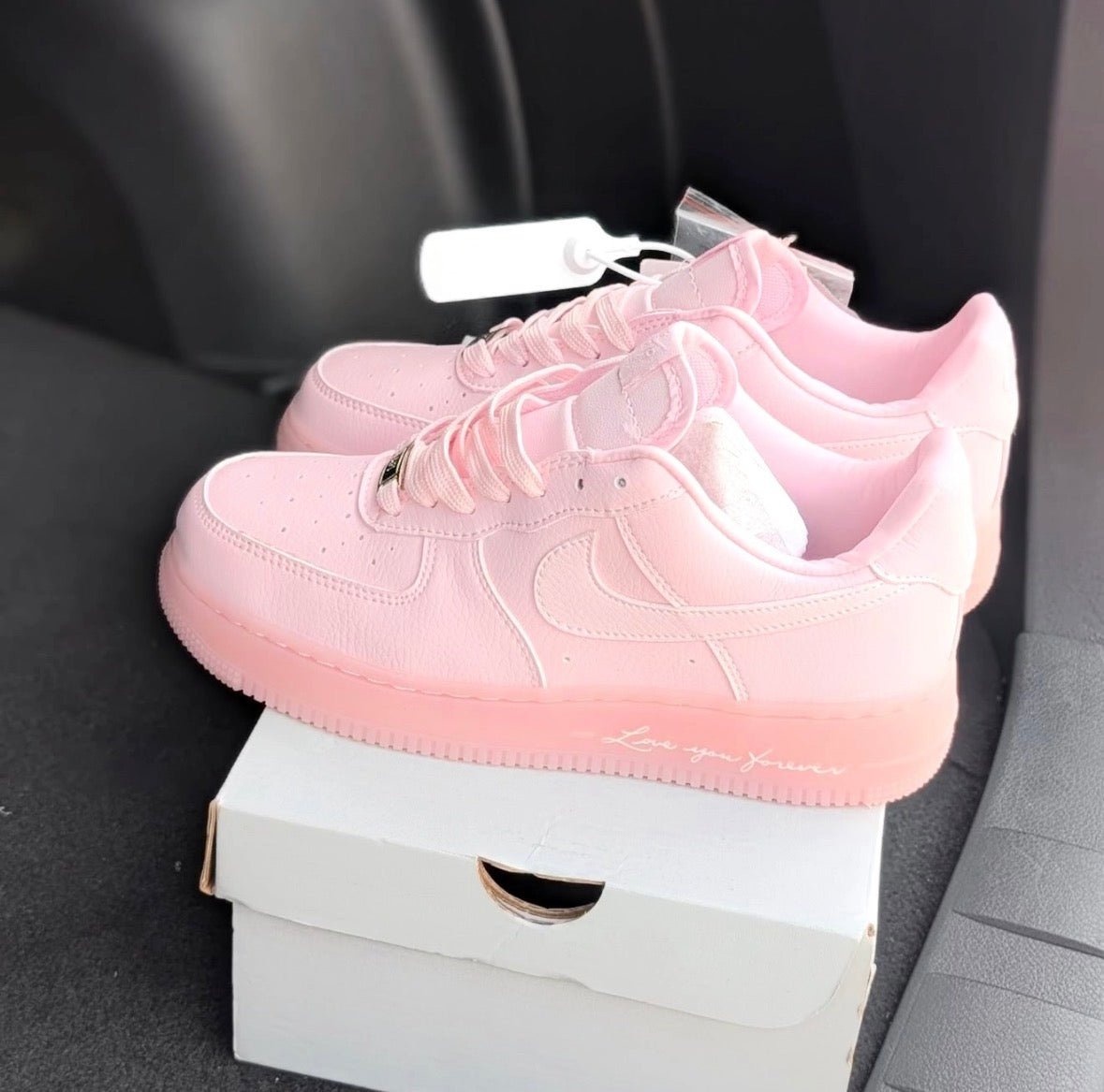 浪漫與街頭的終極結合！Nike x Drake NOCTA Air Force 1 Low "Love You Forever" 粉紅限定版 ✨ - Topickstore