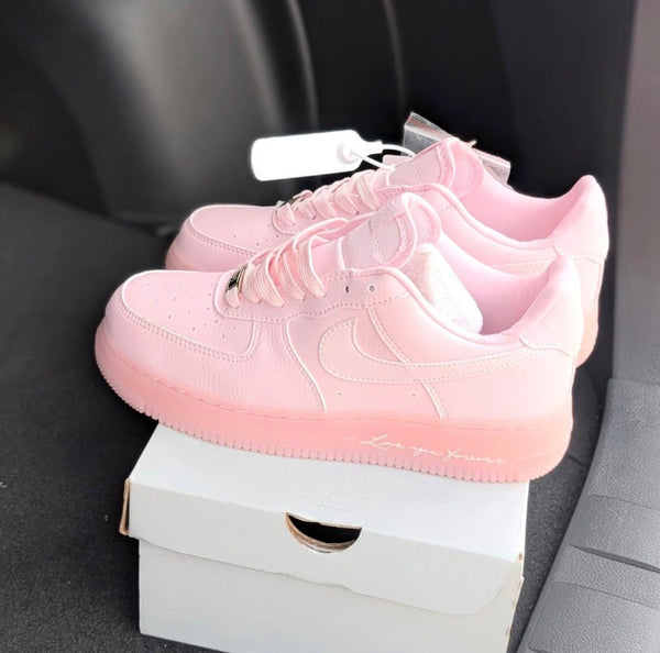 浪漫與街頭的終極結合！Nike x Drake NOCTA Air Force 1 Low "Love You Forever" 粉紅限定版 ✨ - Topickstore