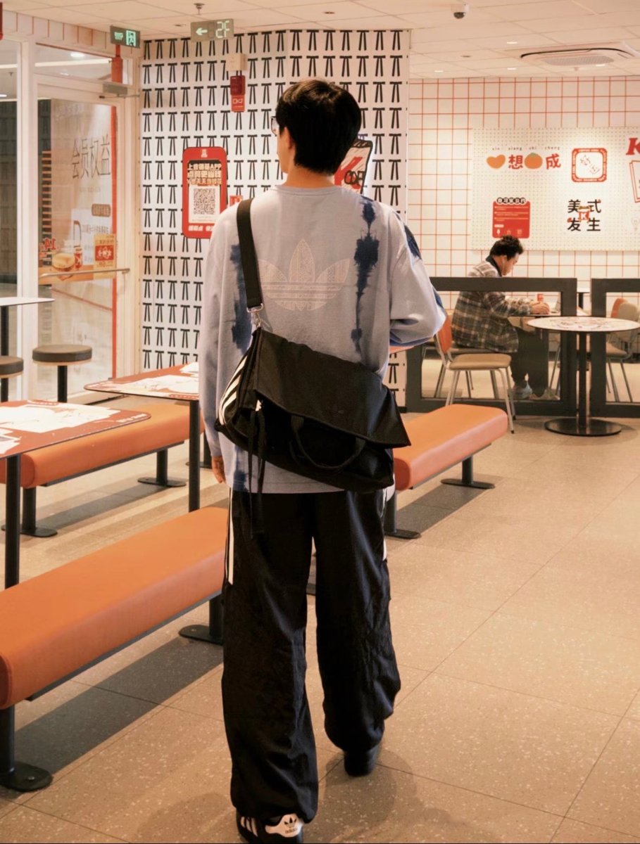 一包兩式！Adidas Originals Casl Bag 磁吸霧黑兩用單肩托特包 ✨ - Topickstore