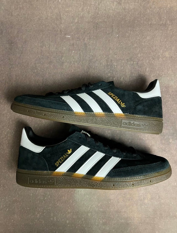 現貨引爆！Adidas Originals Handball Spezial 黑白麂皮焦糖底 🤍 - Topickstore