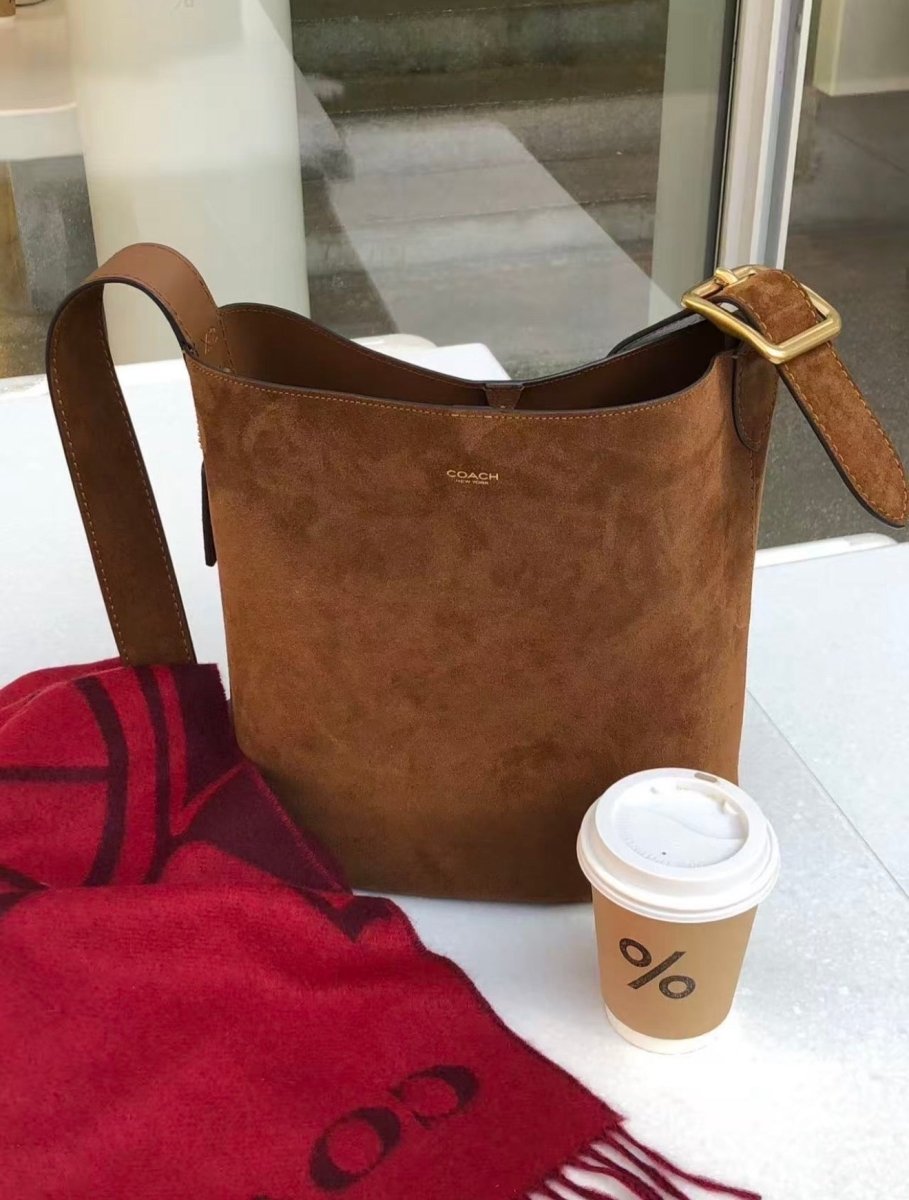 超大特價 !! Coach Bleecker Bucket Bag 28🍂秋冬之選🤎復古水桶袋｜整個冬天都在用這款～ - Topickstore