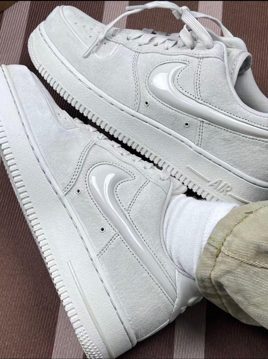🦴 柔霧天花板！Nike Air Force 1 '07 "Light Bone/White" 全麂皮米灰女鞋 ✨ - Topickstore