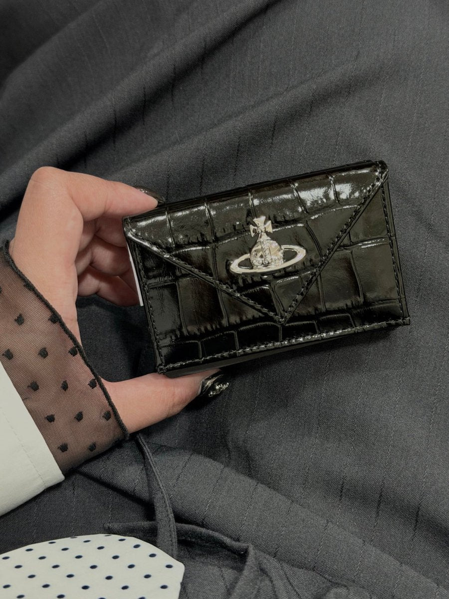 「全球極度缺貨🔥新版 3D 立體黑銀土星 × 奢華壓紋鱷魚皮🖤✨」Vivienne Westwood Envelope Mini Wallet - Topickstore