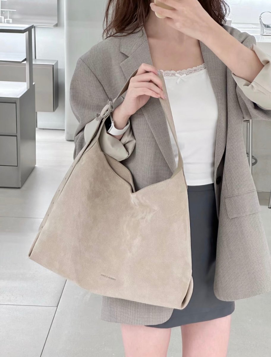 Charles&Keith 淺米色麂皮 & 黑皮大容量單肩包 - Topickstore