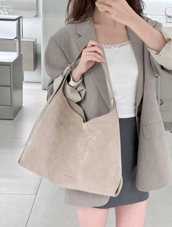 Charles&Keith 淺米色麂皮 & 黑皮大容量單肩包 - Topickstore