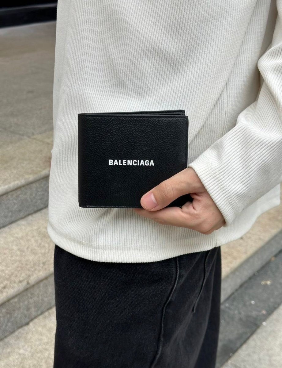 Balenciaga Cash Square 🔥 經典logo牛皮粒面短夾 - Topickstore