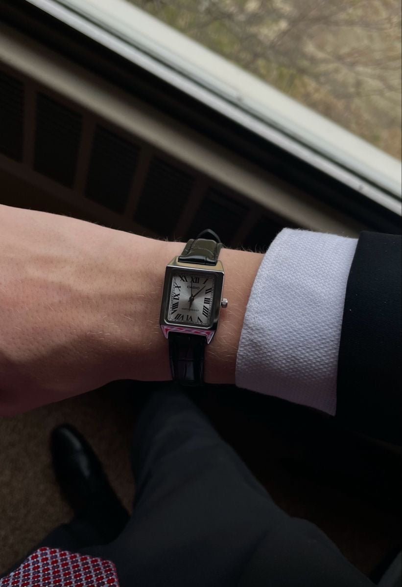 「千元內最美小方錶!!」Casio 法式復古皮革小方錶 - Topickstore