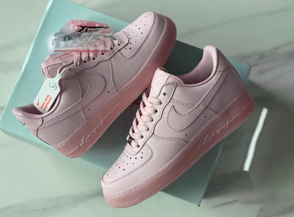 浪漫與街頭的終極結合！Nike x Drake NOCTA Air Force 1 Low "Love You Forever" 粉紅限定版 ✨ - Topickstore